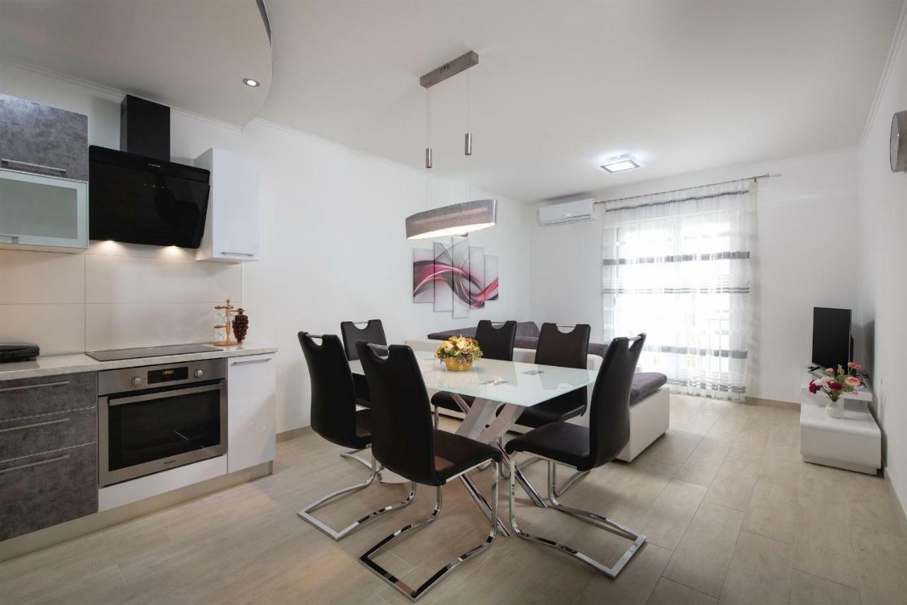 Villa Apartments Kordic Kaštela Екстериор снимка
