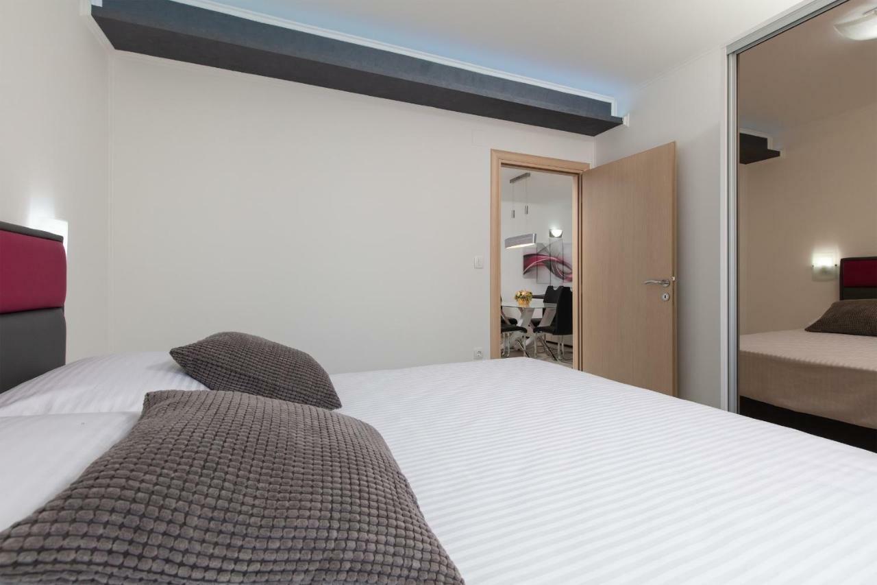 Villa Apartments Kordic Kaštela Екстериор снимка