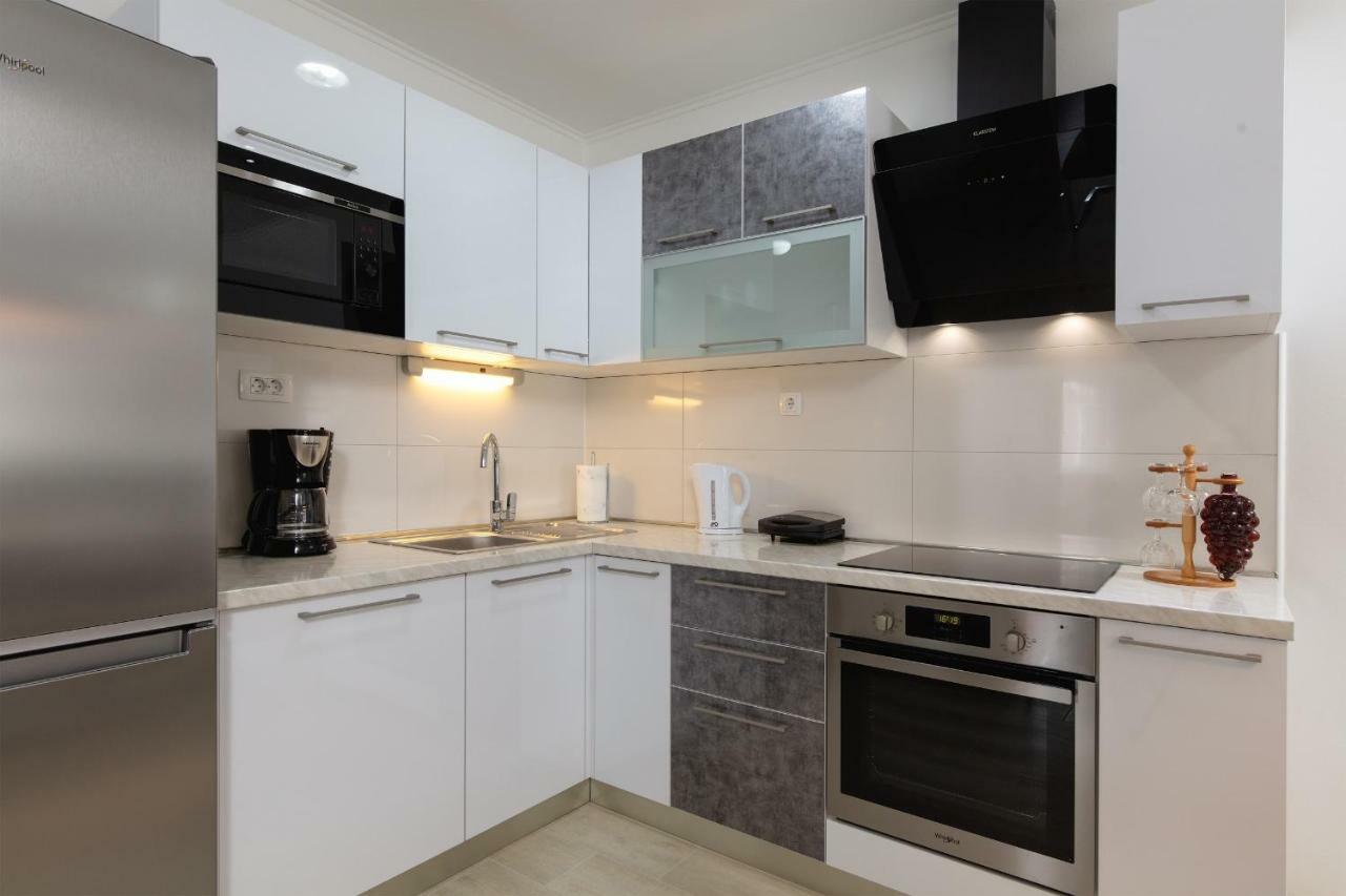 Villa Apartments Kordic Kaštela Екстериор снимка