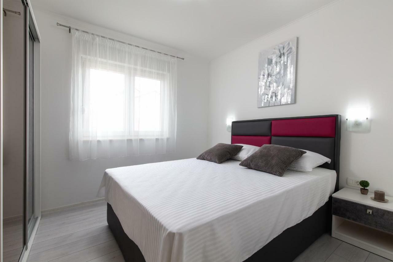 Villa Apartments Kordic Kaštela Екстериор снимка