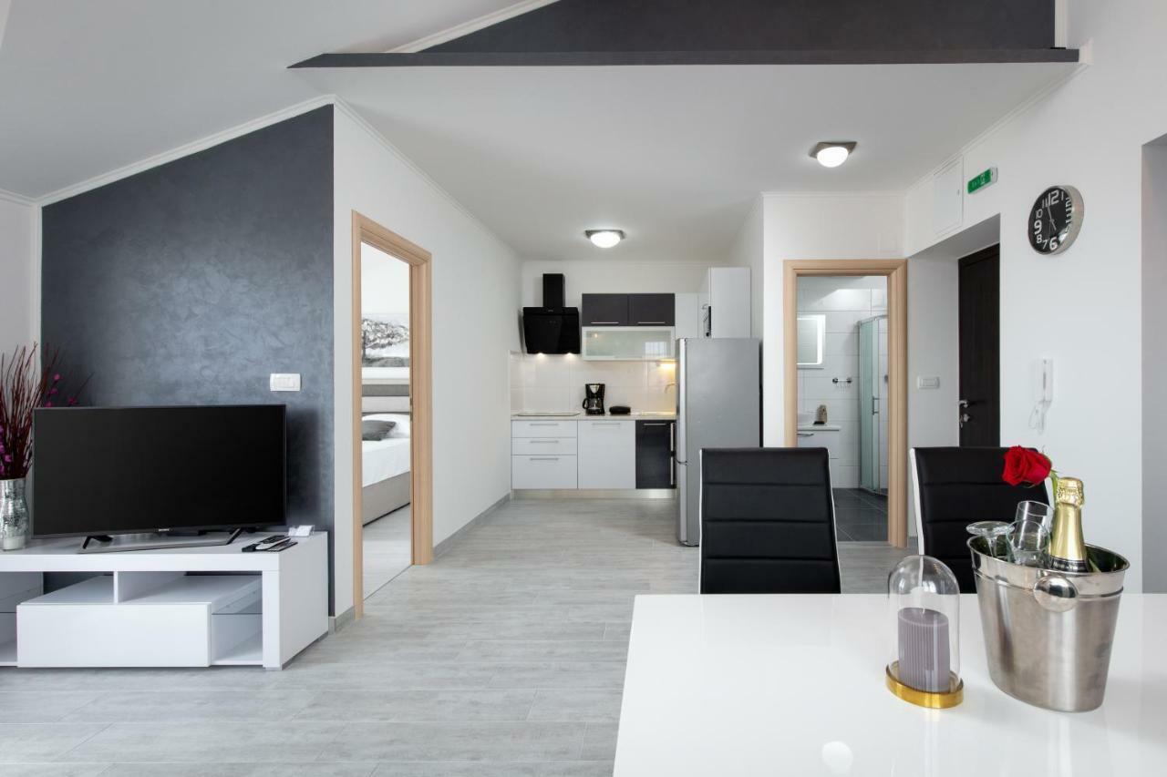 Villa Apartments Kordic Kaštela Екстериор снимка
