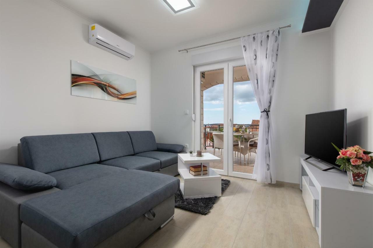 Villa Apartments Kordic Kaštela Екстериор снимка