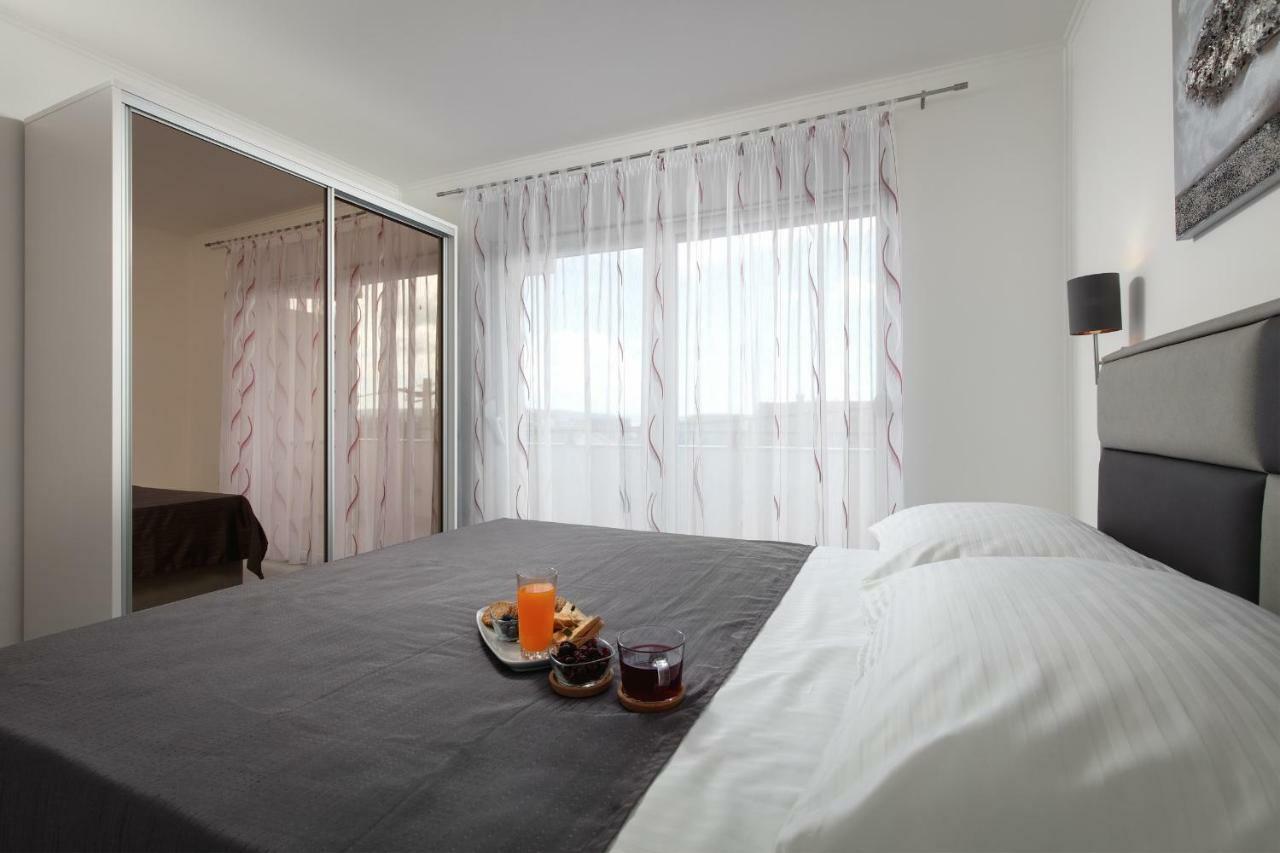 Villa Apartments Kordic Kaštela Екстериор снимка