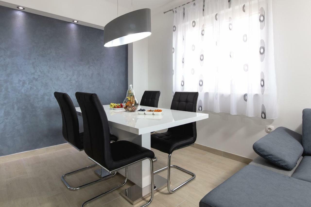 Villa Apartments Kordic Kaštela Екстериор снимка